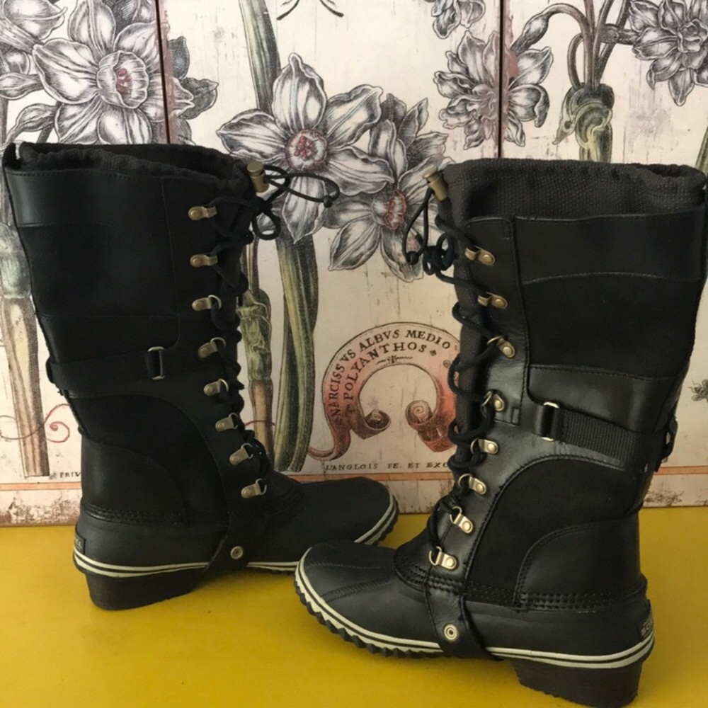 Women’s Sorel Carly Black/Silver Boots - Like New!